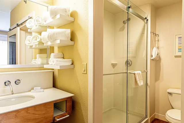 جناح بسرير كينج مع أريكة بمطبخ صغير، Hampton Inn Charleston Daniel Island 6/9