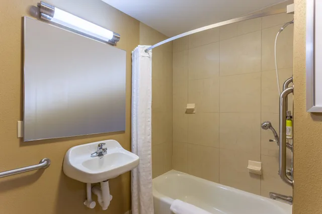 جناح بسرير كوين بغرفة نوم واحدة لذوي الإعاقة، Candlewood Suites South Bend Airport, an IHG Hotel 1/3