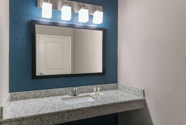 غرفة بسرير كوين لذوي الإعاقة، Super 8 by Wyndham San Antonio Near Fort Sam Houston 7/7