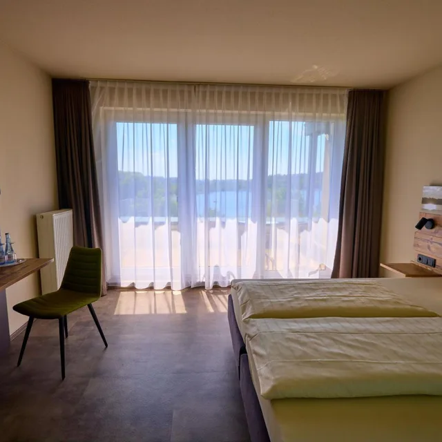 غرفة بسرير مزدوج بإطلالة على البحيرة، Hochwalder Wohlfuhlhotel 5/8