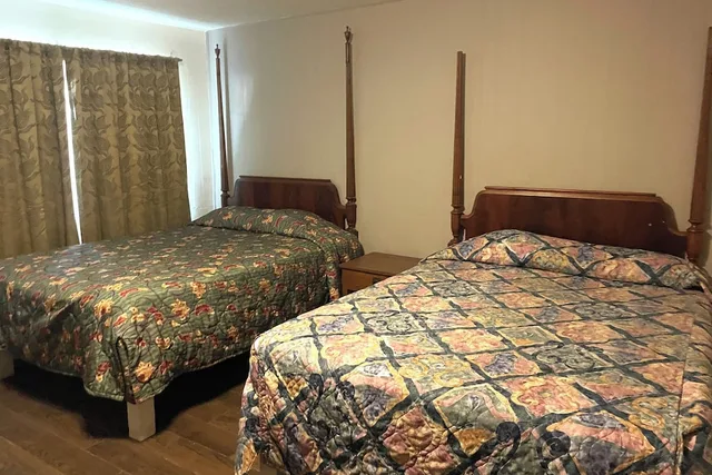 غرفة بسريرين كوين لغير المدخنين، Oak Motel Modesto CA 3/9