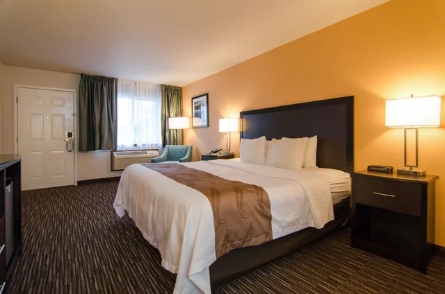 Cottage, King Bed, Accessible, Cottage Grove Inn 3/5