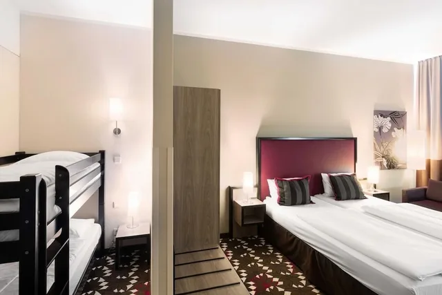 غرفة عائلية بسرير مزدوج وسرير بطابقين، Hotel Moa Berlin 3/5