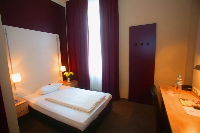 غرفة مفردة، Hotel Columbus 11/12