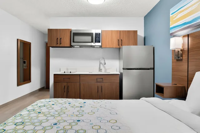استوديو بسرير كوين، Red Roof Inn Auburn Hills 2/7
