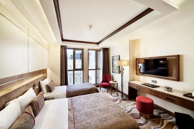 غرفة بريميير بسرير كوين وسرير فردي بجاكوزي، Grand Hotel de Pera 1/1