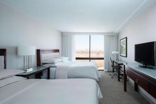 غرفة كلوب بسرير مزدوج، Sheraton West Des Moines Hotel 3/5