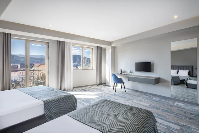 غرفة قياسية ثلاثية بسرير كينج وسرير فردي بشرفة، Hotel Address 9D 3/4