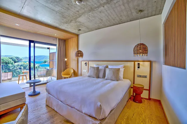 غرفة ديلوكس بسرير كينج بإطلالة على البحر بشرفة، Golden Tulip Porto Vecchio 3/9