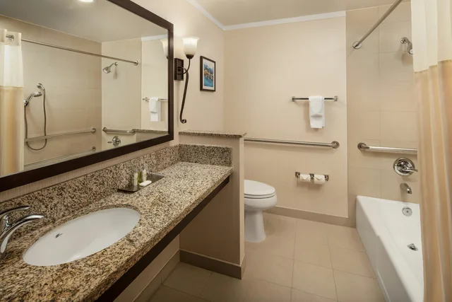 غرفة بسرير كينج لذوي الإعاقة، Doubletree By Hilton Claremont 2/2