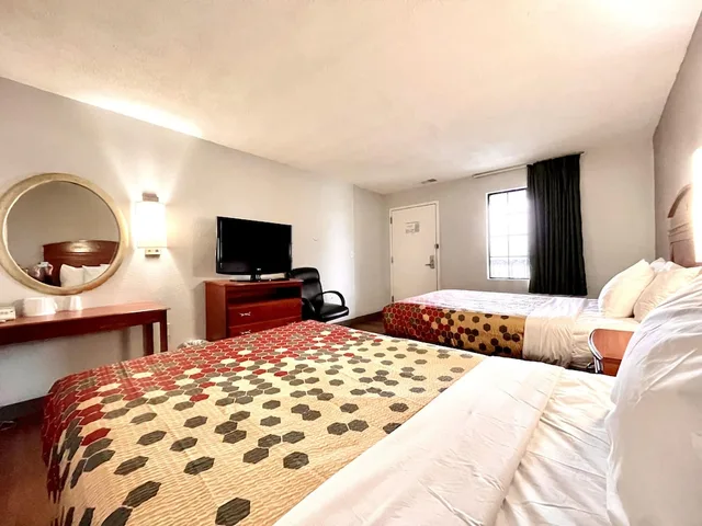 Room, 2 Double Beds, Accessible, Red Carpet Inn Philadelphia Airport 3/5