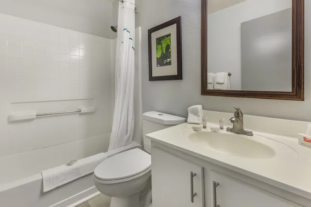 جناح بسرير كوين بغرفتين مع أريكة، HomeTowne Studios & Suites by Red Roof Greensboro 7/10