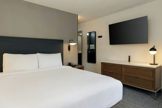 غرفة بسرير كينج مع أريكة، Courtyard by Marriott North Charleston Airport/Coliseum 1/10