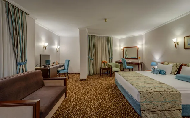جناح جونيور بسرير كينج وسرير فردي بشرفة مع أريكة، Best Western Plus Khan Hotel 7/10