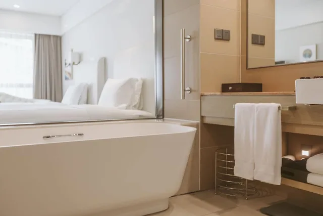 غرفة بسريرين منفصلين بإطلالة على الفناء، Hilton Lijiang 4/5
