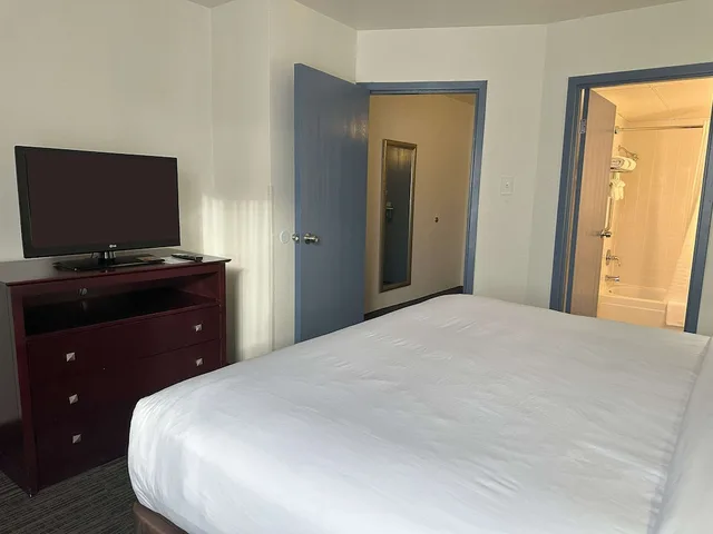 جناح بسرير كينج مع أريكة، Quality Inn & Suites Everett, WA 1/10