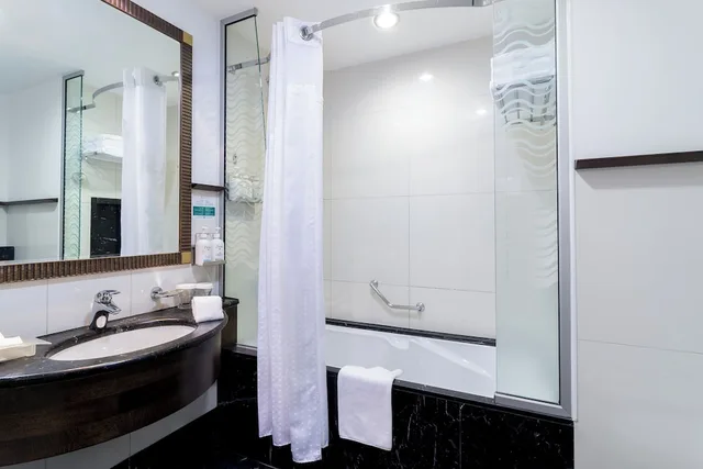 غرفة قياسية بسريرين منفصلين بإطلالة على البحر، Holiday Inn Kuwait 5/5