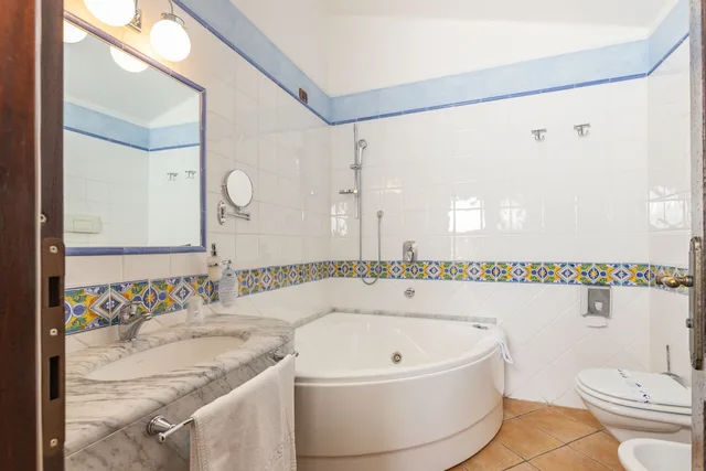 Tower, Junior, King Bed, Jetted Tub، Arbatasar 4/4