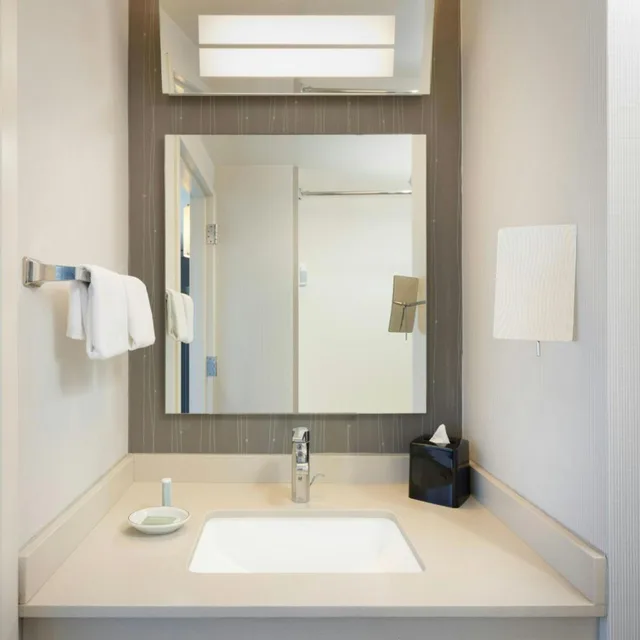 Room, King Bed, Sofa, High Floor, Courtyard Chicago Downtown/Magnificent Mile 7/9