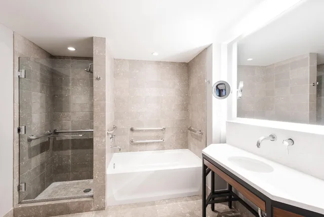 غرفة بسرير كينج لذوي الإعاقة، The Heathman Hotel 1/1