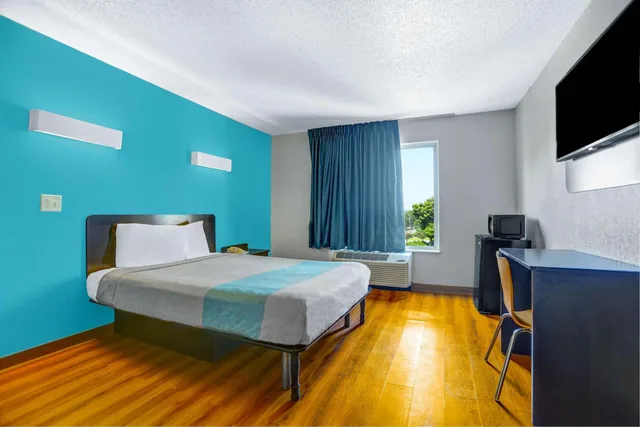 Room, Queen Bed, Accessible, Motel6 Raleigh, NC - North 2/10