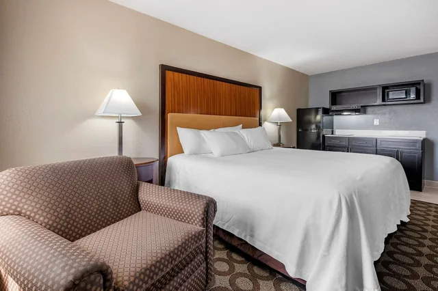 Efficiency, King Bed, Accessible، Suburban Studios Lafayette 2/4
