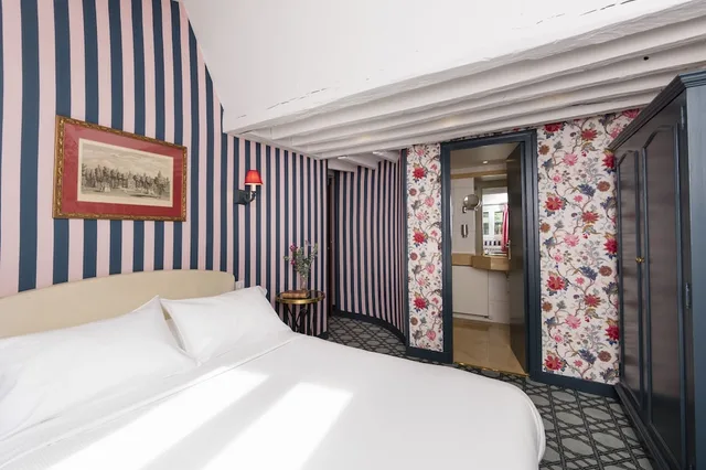 غرفة قياسية بسرير مزدوج بحوض استحمام، Hotel Saint Germain 3/10