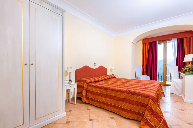 Classic, Triple, 1 Double and 1 Single Bed, Partial Sea View, La Vue D' Or 3/6