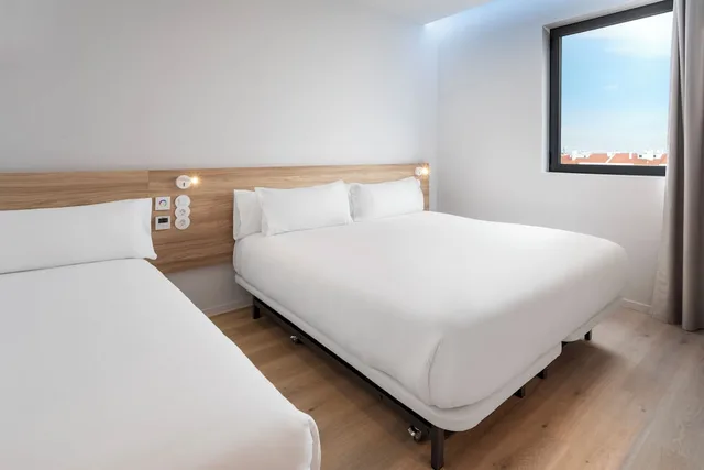 غرفة عائلية بسرير كوين وسرير فردي، B&B HOTEL Lisboa Oeiras 2/3