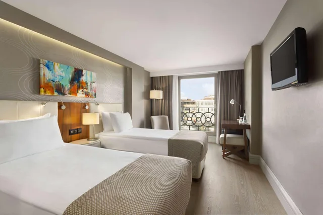 غرفة قياسية ثلاثية، Ramada by Wyndham Istanbul Grand Bazaar 1/3