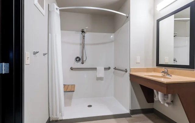 غرفة بسرير كوين لذوي الإعاقة، My Place Hotel-Hurricane UT 3/6