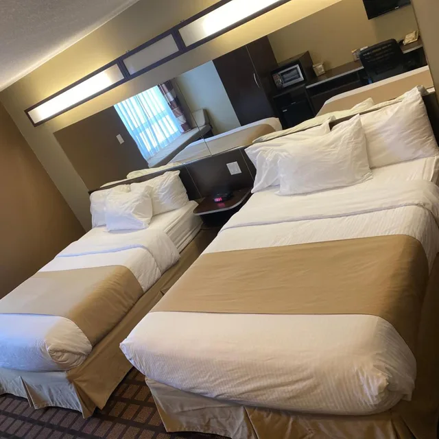 غرفة بسرير كينج وسريرين كوين، Microtel Inn Suites By Wyndham Timmins 2/10