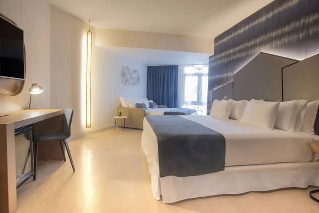 غرفة بسريرين منفصلين وسرير كينج، Barcelo Costa Vasca 2/5