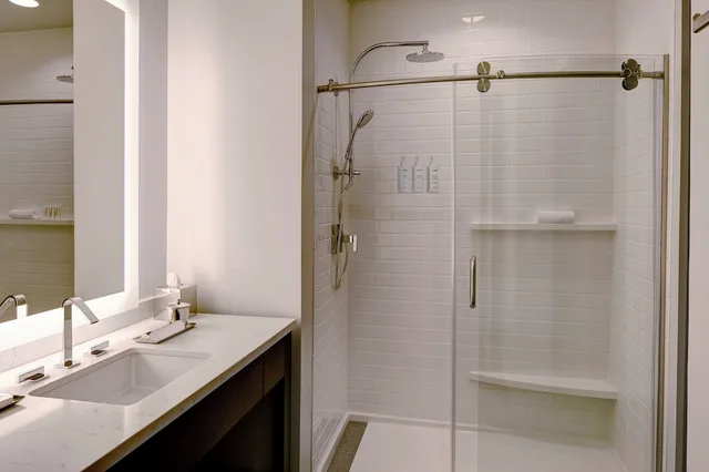 King Bed, Balcony, Den، Archer Hotel Seattle Redmond 2/4