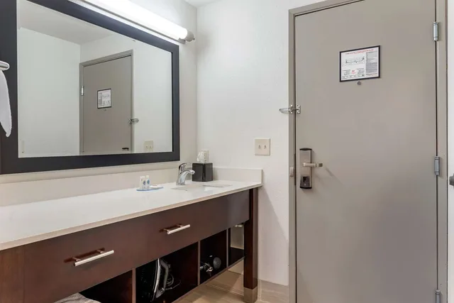 Suite, King Bed, Comfort Inn and Suites Tigard near Washington Square 3/3