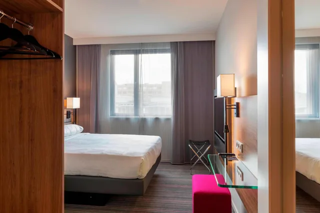 Moxy Sleeper, Guest Room, Queen Bed، Moxy Milan Linate Airport 4/6