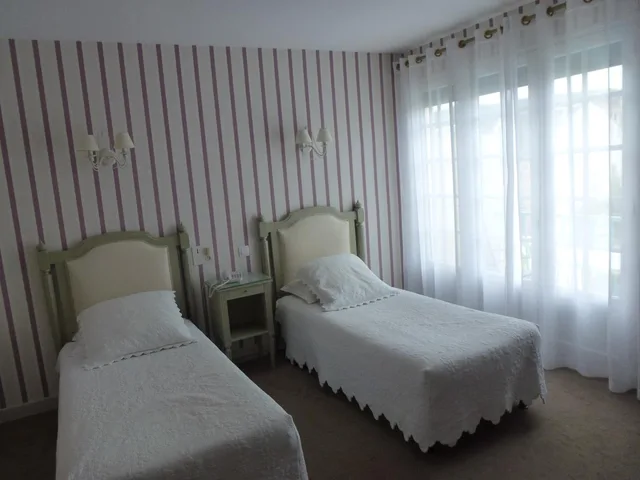 غرفة بسريرين منفصلين بشرفة، Hotel Le Quercy Souillac 6/8