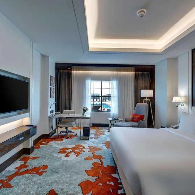 غرفة تنفيذية بإطلالة على المسبح مع دخول الصالة، RADISSON BLU HOTEL AJMAN 5/7