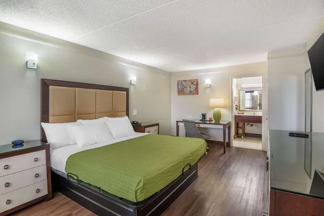 غرفة بسرير كينج للمدخنين، Econo Lodge Richmond-North Chesterfield 1/5