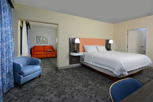 غرفة بسرير كينج مع أريكة، Hampton Inn & Suites Greenville/Spartanburg I-85 3/7