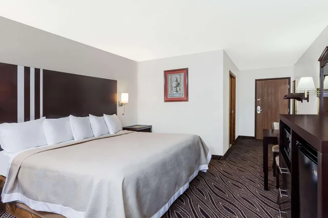 Executive, King Bed, Days Inn By Wyndham Dyersburg 2/2