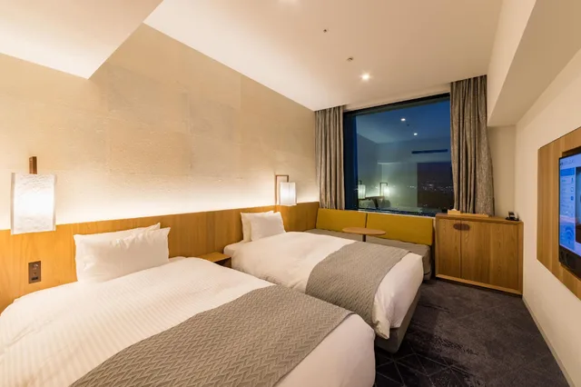 غرفة ثلاثية، Hotel Clad 3/3