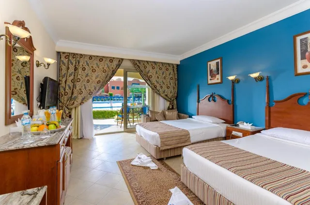 Swim Up, Double or Twin Bed, Pool View، Titanic Beach Spa And Aqua Park 2/2