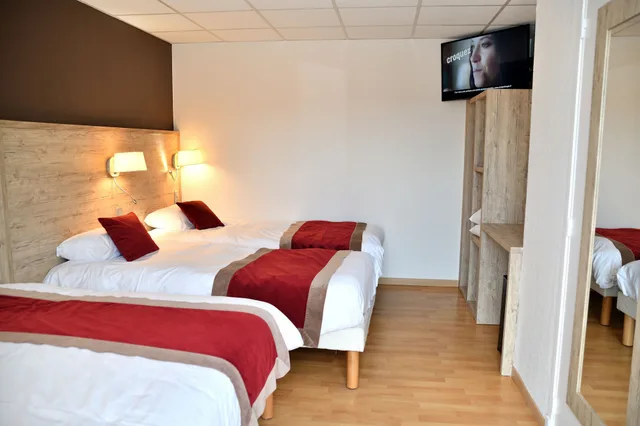 غرفة عائلية بسرير مزدوج وسريرين منفصلين، Hôtel du Bowling de Millau 2/10
