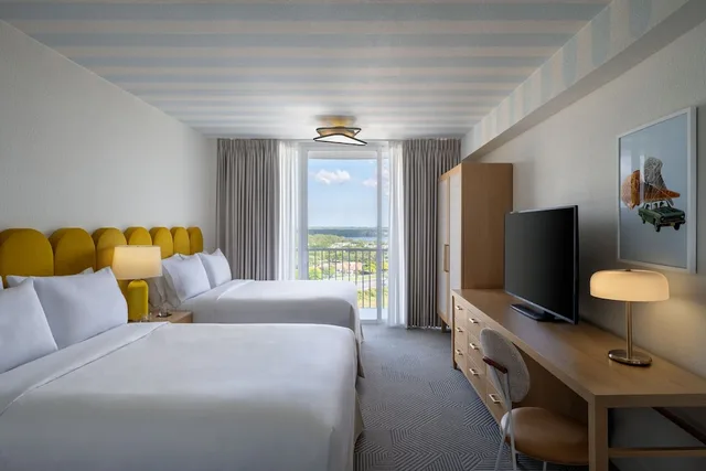 غرفة بسريرين كوين بإطلالة على المدينة مع أريكة لذوي الإعاقة، Renaissance Orlando Resort - Disney Springs Area 4/10