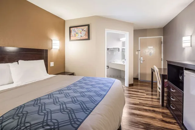 غرفة بسرير كوين، Econo Lodge Morristown West 1/4