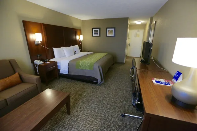غرفة قياسية مفردة بسرير كينج مع أريكة في الطابق العلوي، Comfort Inn MSP Airport - Mall Of America 10/10