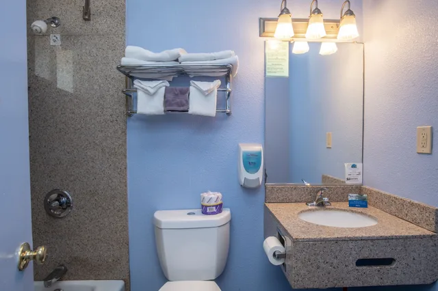 Standard, 2 Queen Beds, Aqua Breeze Inn 2/2