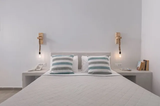 غرفة بريميوم بسرير مزدوج بإطلالة على البحر بجاكوزي، Gizis Cliffside Suites 3/5