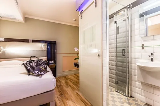 Street, Double Bed, Ground Floor، District Republique 3/5